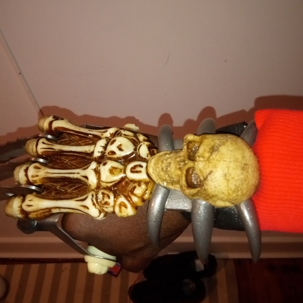 Halloween special Freddie's hand claw